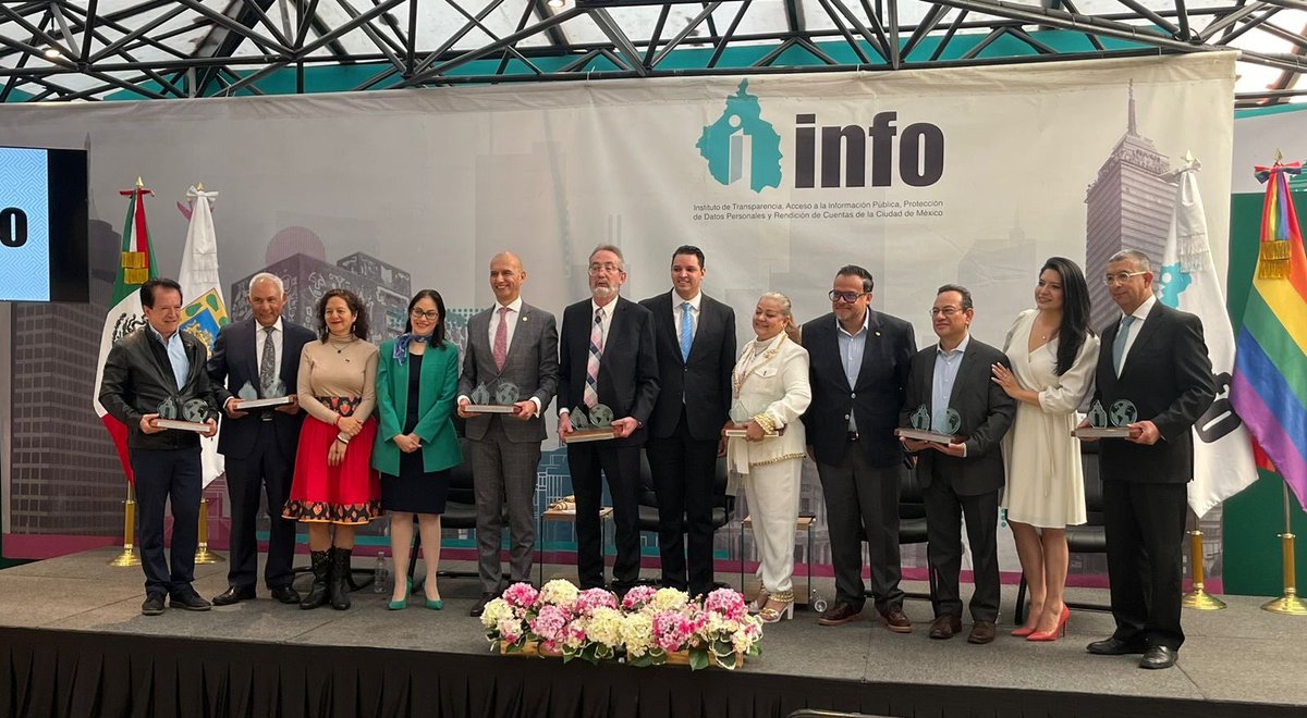 f_javier_acuna's tweet photo. Testimonio de unidad en la pluralidad desde el @InfoCdMex, a convocatoria de su pleno a los ex comisionados del #InfoDF; síntesis de la democracia capitalina. @AristidesRodri, @JulioCBonillaG, @lauraenriquezr @guerrerochipres, @MElenaPerezJaen,@OscarGuerraFord. https://t.co/Adz8PGO60b