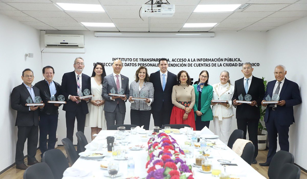 f_javier_acuna's tweet photo. Testimonio de unidad en la pluralidad desde el @InfoCdMex, a convocatoria de su pleno a los ex comisionados del #InfoDF; síntesis de la democracia capitalina. @AristidesRodri, @JulioCBonillaG, @lauraenriquezr @guerrerochipres, @MElenaPerezJaen,@OscarGuerraFord. https://t.co/Adz8PGO60b