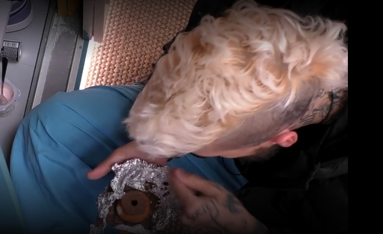 Ammri_ta's tweet image. Alex hablando por el teléfono móvil que tiene guardado en el bolsillo de su abrigo
#GHVIP24O #GHVIP25O