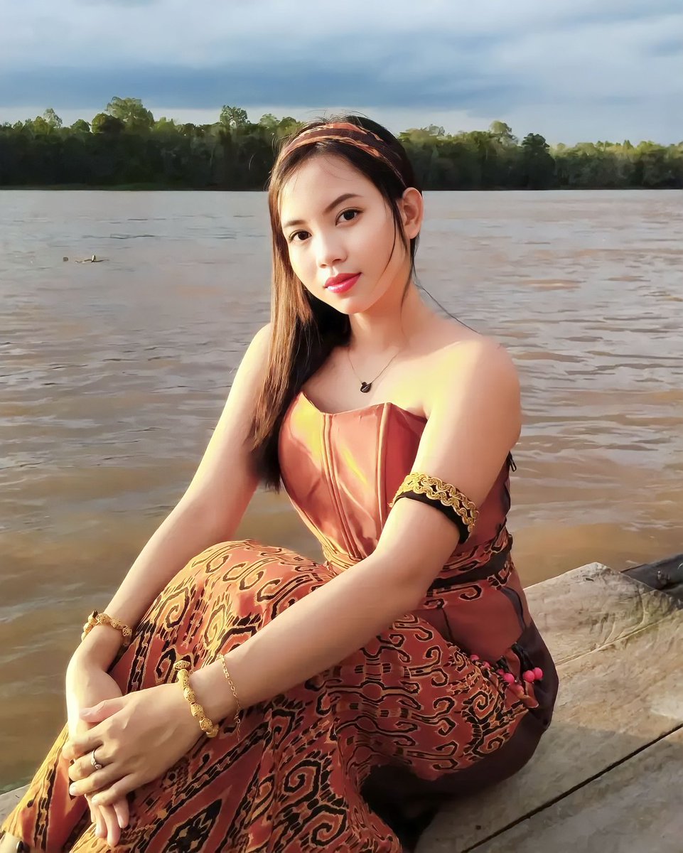 Jangan ngintip status orang lain kalau hanya untuk membicarakan keburukan orang
Jangan asal screenshot status orang lain kalau hanya untuk mencari kesalahan orang
Karena kita sama-sama orang buruk, bisa jadi anda lebih buruk🤭

Salam budaya dalam balutan keindahan
#PuspitaNagari