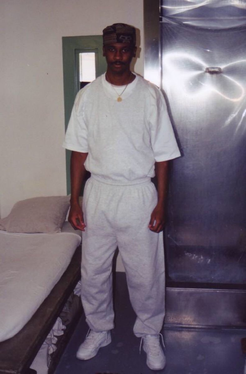 Wayne “Silk” Perry. Washington D.C. 1993. One of the most notorious hitmen ever. 

Thread Below. @_ValTown_