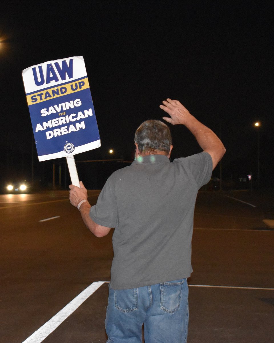 Fighting for the American Dream 24/7 in Wentzville, MO.
#StandUpUAW #1u #SolidaritySeason #Striketober
@uaw2250