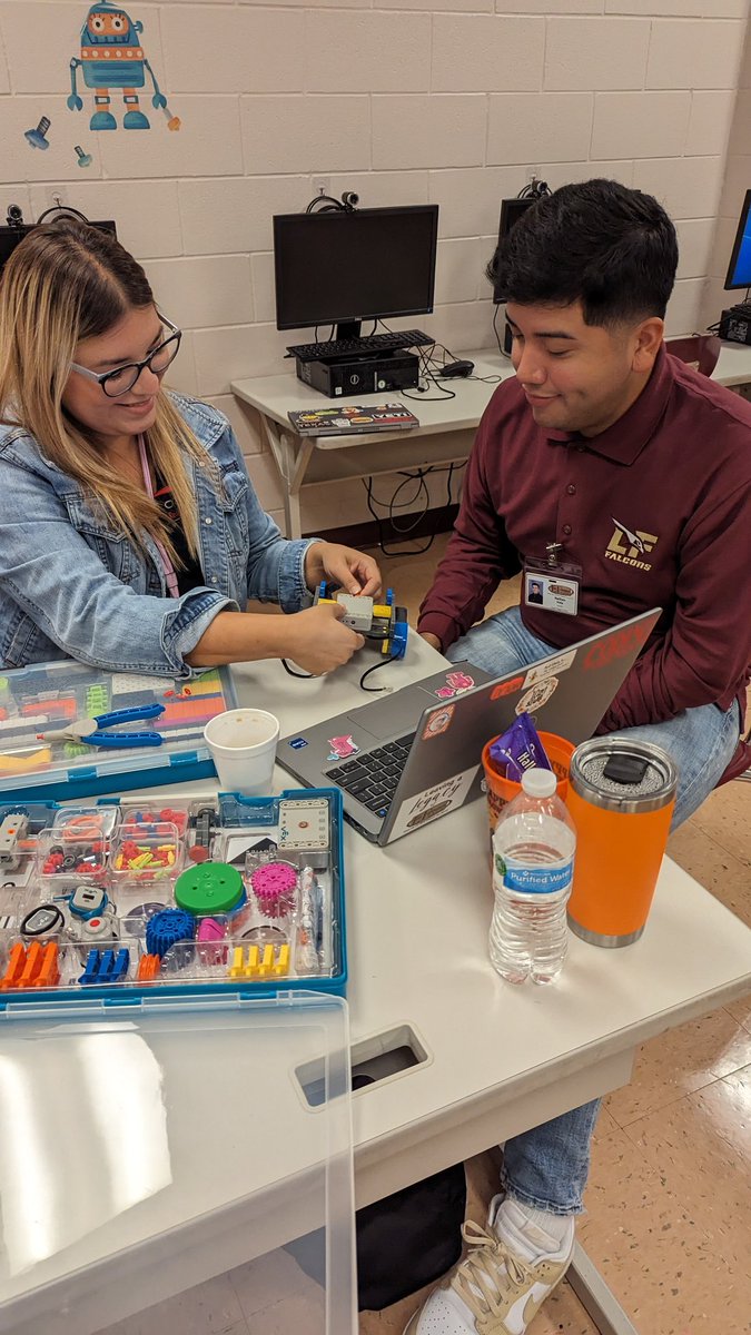 Ocelotscode's tweet photo. 🤖Today's Coding Collaboration was full of learning, planning, and a little celebration! 🧁Our Code Squad is always learning something new and finding creative ways to bring the most engaging lessons to our students! Love this team!❤️🤖 #LosFresnosCodes https://t.co/uy4UOEWaSN