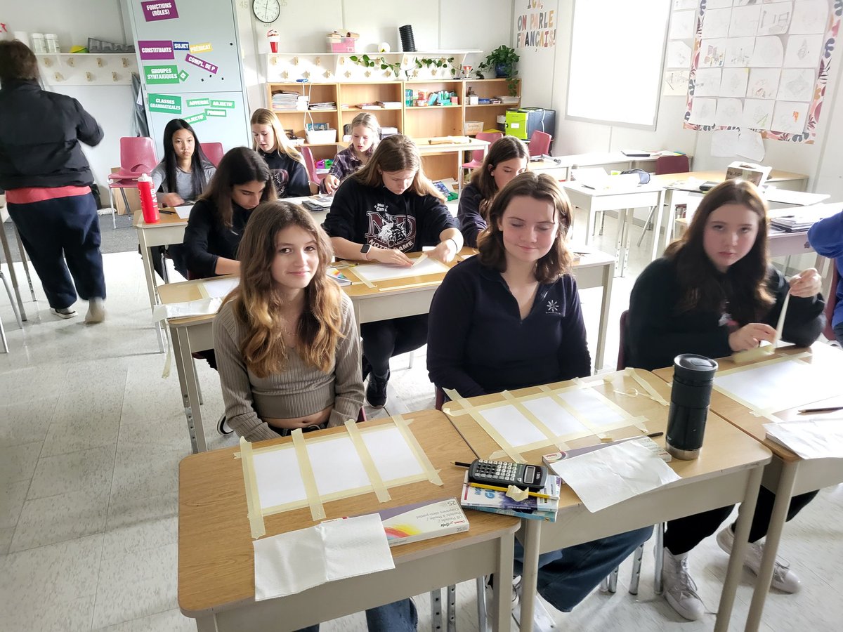MmeMarieAndree's tweet photo. Des artistes en herbe! C'est toujours impressionnant voir le travail des élèves. @ESCNotreDame https://t.co/uHRW9SNEQe