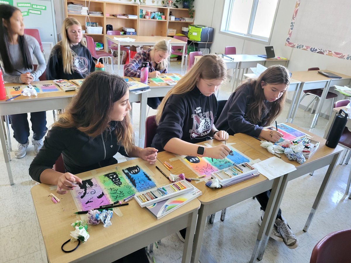 MmeMarieAndree's tweet photo. Des artistes en herbe! C'est toujours impressionnant voir le travail des élèves. @ESCNotreDame https://t.co/uHRW9SNEQe
