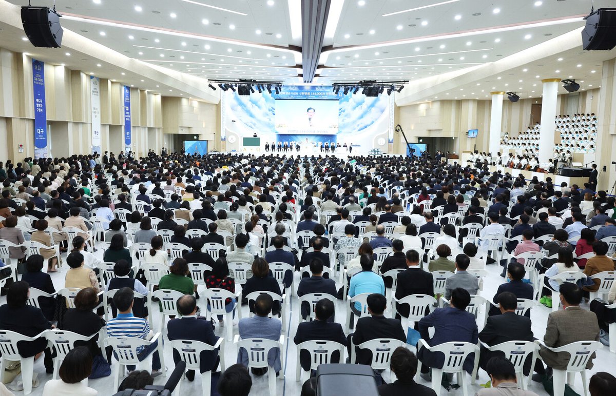 [포토] 신천지 이만희 총회장 ‘목회자 초청 말씀대성회’ 강연 newscj.com/news/articleVi…

#신천지_예수교회 #신천지말씀대성회 #요한계시록 #이만희_총회장님_강의
#가을 #서울 #대전 #부산 #광주
#구원받을_144000과_흰무리
#가을말씀대성회 #노출수_8억3천만뷰
#가을축제