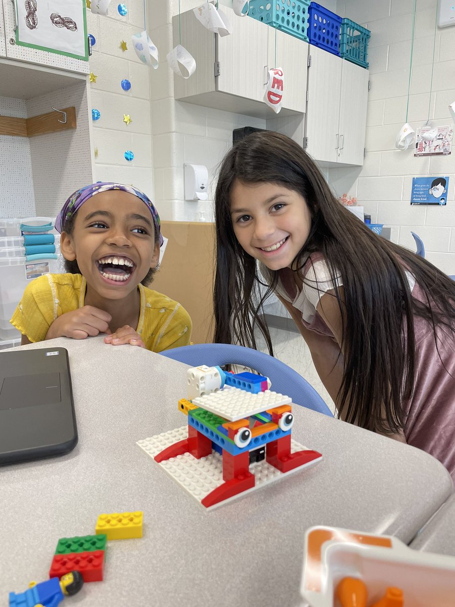 MrsJTweets2020's tweet photo. No caption needed with smiles like these! @McNairUpperES @LEGO_Education 🧱 💻 https://t.co/RsIZWZp1jy