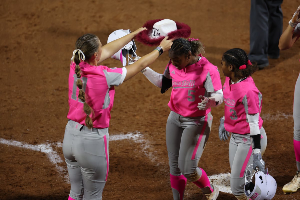 AggieSoftball's tweet photo. Back 2 Back 💪

@Kennedyjp_1 x @Jazmine_h77 https://t.co/GwqE1dQMfe