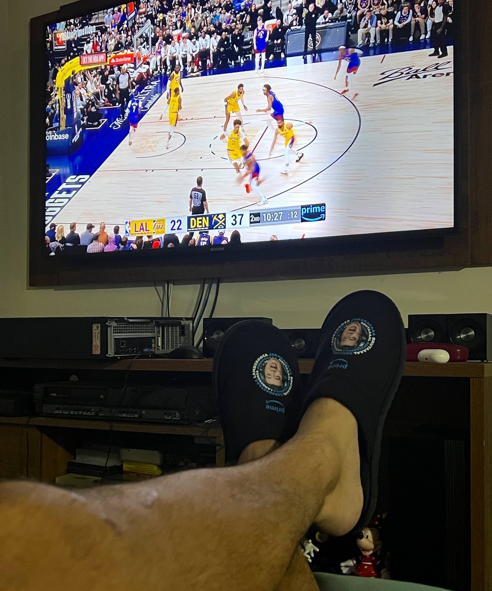 Assistindo NBA devidamente trajado…
🤩🤭

#DePantufaNoPrime 
<a href="/Bulgarelli1971/">Ricardo Bulgarelli</a> <a href="/pvsportbr/">Prime Video Sport Brasil</a>