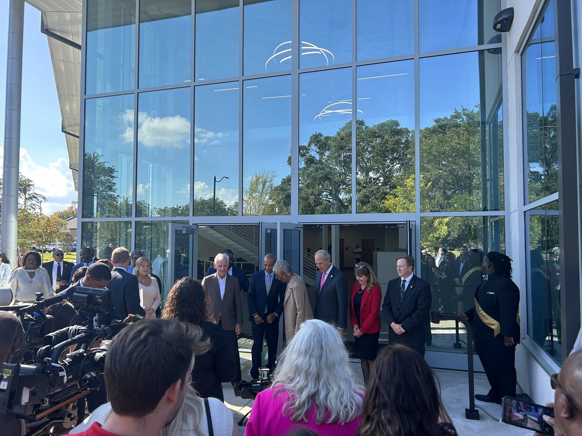 jtonydavis's tweet photo. What a great event at Bishop State Community College today! The Grand Opening for their Adv. Mfg. Center to house several great programs, including #FAMEworks. https://t.co/nwRJcmc7jz