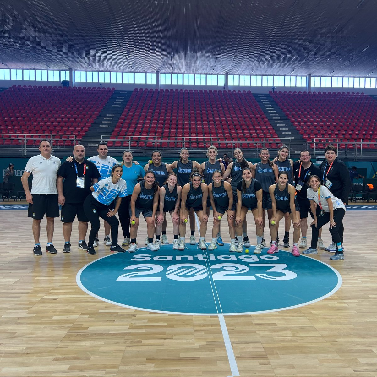 💪 𝐋𝐢𝐬𝐭𝐚𝐬 𝐩𝐚𝐫𝐚 𝐞𝐥 𝐝𝐞𝐛𝐮𝐭 𝐏𝐚𝐧𝐚𝐦𝐞𝐫𝐢𝐜𝐚𝐧𝐨 

🏀 La Selección Femenina tuvo su último entrenamiento antes del debut de mañana en <a href="/santiago2023/">Santiago 2023</a> ante Cuba 🇨🇺 desde las 17:30.

💻 Se transmitirá por TyC Sports Play, DSports y Panam Sports