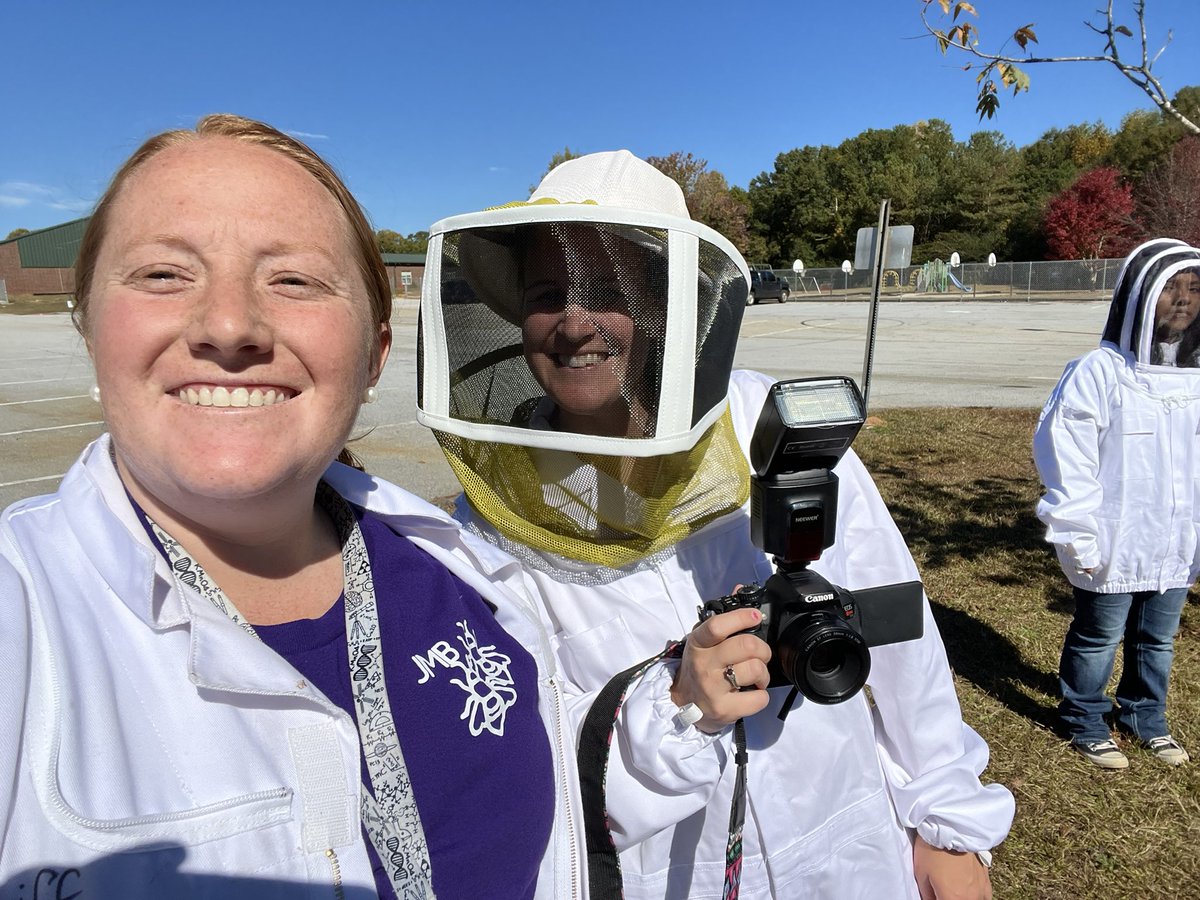 MrsSheriffSTEM's tweet photo. Thank you OKB Photography for getting some action photos of our student beekeepers today! 🐝 💎 https://t.co/qjCEncRHiu