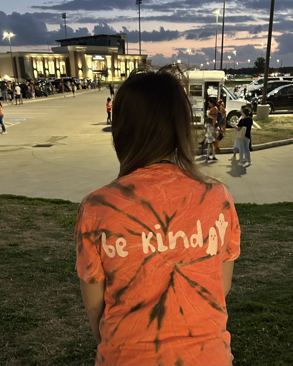 Mrs_Robinett's tweet photo. Amazing night of candy, costumes, and KINDNESS  @GrandOaksPTO @TISDGOES #trunkortreat #fallintokindness https://t.co/qKGy9Sux2a