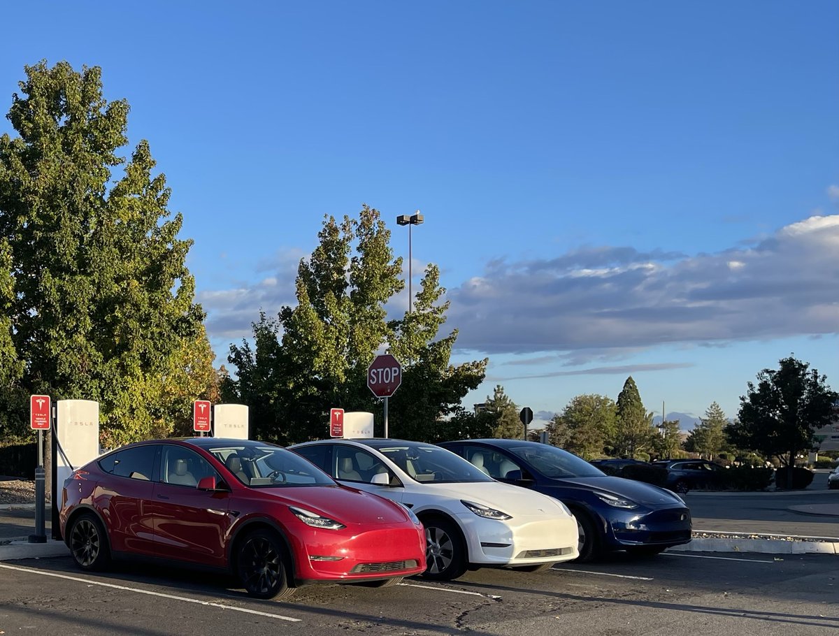 TeslaCharging's tweet photo. First V4 Superchargers open in Sparks, NV

https://t.co/pGoYW85cc4 https://t.co/QWjniUNcUK