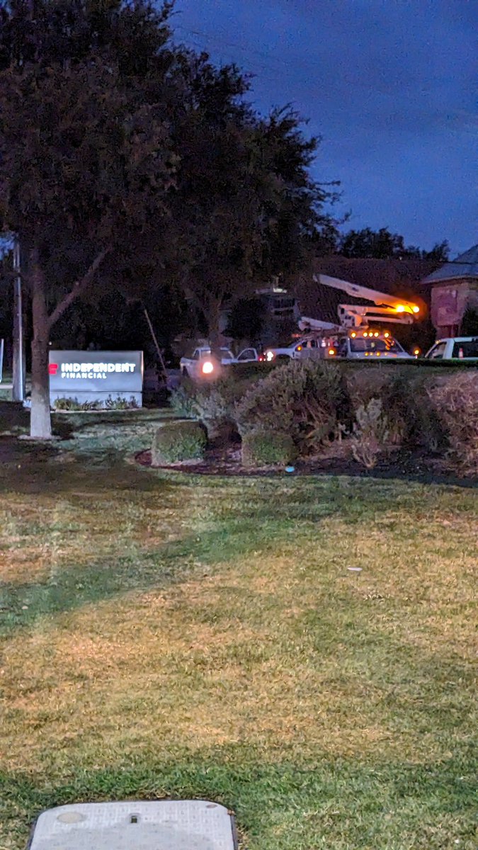 imyrhucklebery's tweet photo. Rockwall Tx @GetSpectrum  outage since 1pm.  2 bucket trucks, 4 pickups, and 1 trailer working on it. Summer Lee and Ridge. Might be a while. https://t.co/vAa9dpsQt5