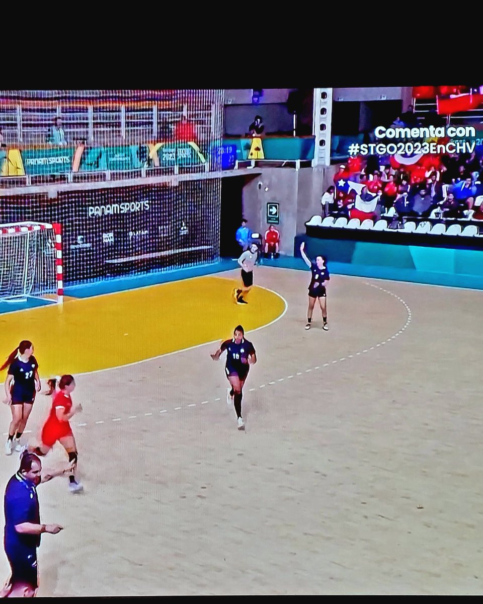 Carolonline's tweet photo. Las lobas dándolo todo!!!   #PanamericanosSantiago2023 #Panamericanos  #TeamChile #Chile #Handball #Balonmano https://t.co/mF5HaszWaX