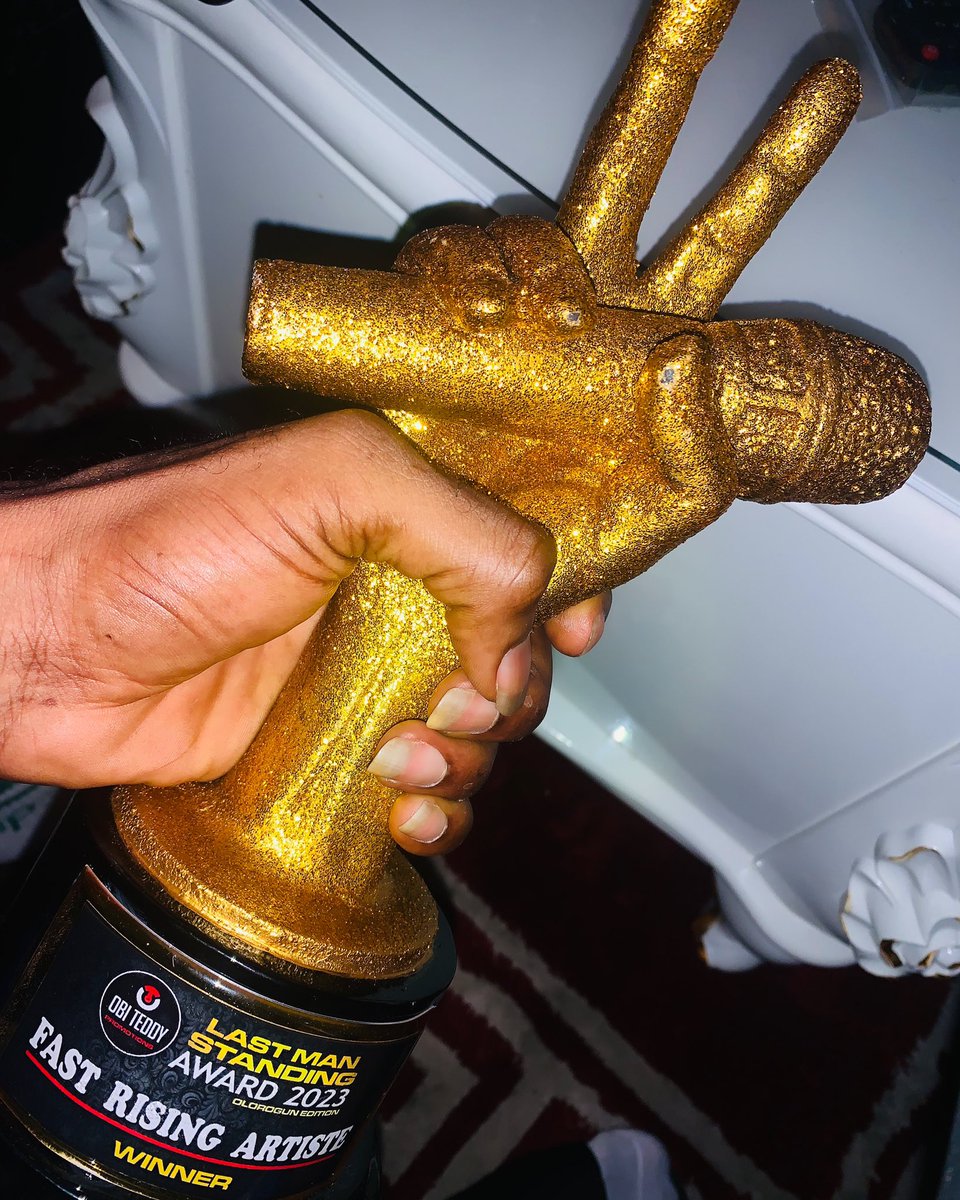 PappyDaseven's tweet photo. I dedicate this award to GOD almighty that made it possible. A big thanks to my family and fans for the support and love all the way 🙏🏼 You all are amazing 🫶🏼 keep streaming #bwtw link on my bio 🚀 https://t.co/ctWUYBWp7A
