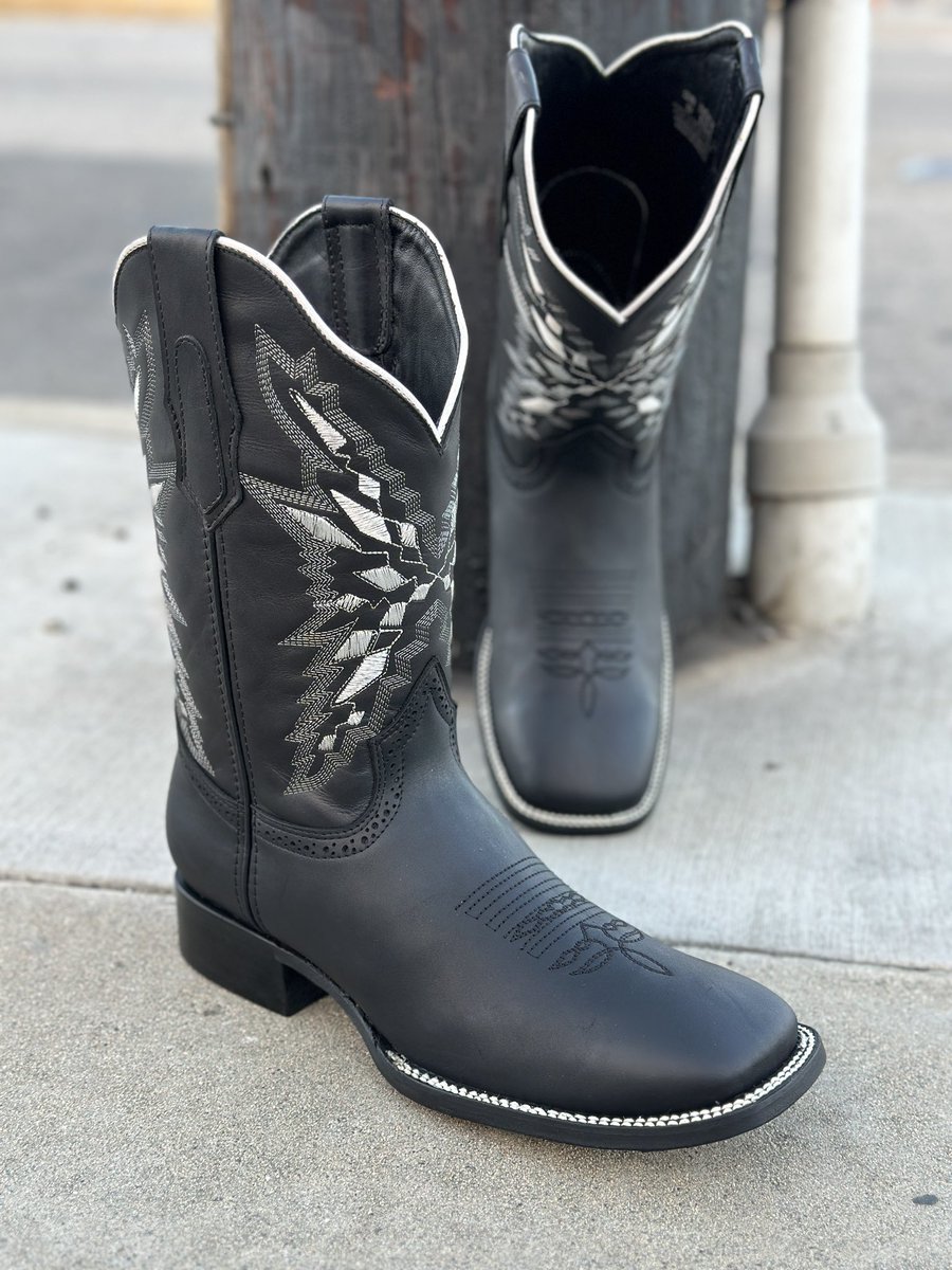 rodeodurango's tweet photo. You need a boot that’s ready for any task 💪
🔍Shop: Black Crazy Leather Square Toe Rodeo Boot
In stock & ready for purchase! 🚚✈️
shop https://t.co/8URQbGk7MI or link in bio #explorepage #rodeodurango #artesaniasmexicanas #botasrodeo #westernwear #vaquero https://t.co/MbPiw5wg4A