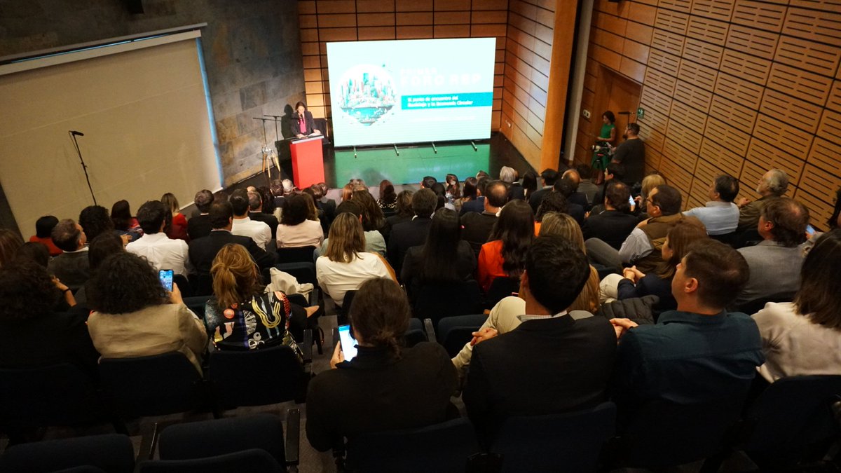 AChMChile's tweet photo. 🔵 La Presidenta ACHM, @CarolinaLeitao participó en el "Primer https://t.co/J2ygBofHyo 🗣️🌍⁠", iniciativa inédita organizada por @PaisCircular, para conocer en profundidad los alcances y avances de la normativa que busca revolucionar la gestión de residuos en el país.
⁠#ForoREP https://t.co/LgS3G7Bb4s