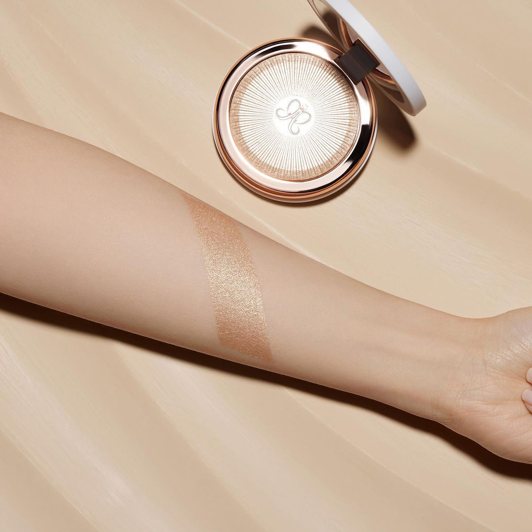 Drippin' in champagne gold ✨🥂 Our Glow Seeker Highlighter is the universal secret to making every skin tone shine 💫 Shop now at the link in bio! #AnastasiaBeverlyHills