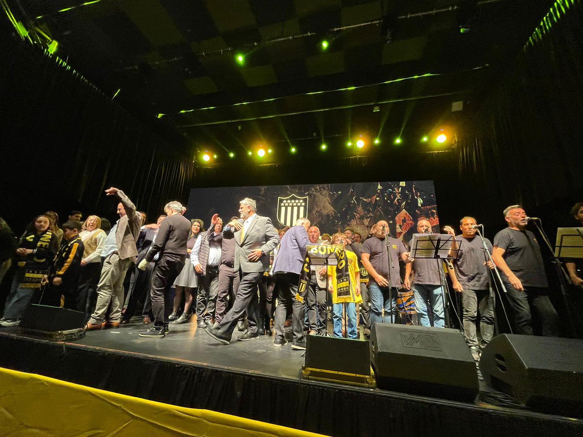 generacion129's tweet photo. ¡De bote a bote! ¡Gracias carboneros por acompañarnos! 💛🖤
#Genuinamente129
#SomosMásGrandesJuntos
#EvaristoPresidente https://t.co/nmoQmLldbu
