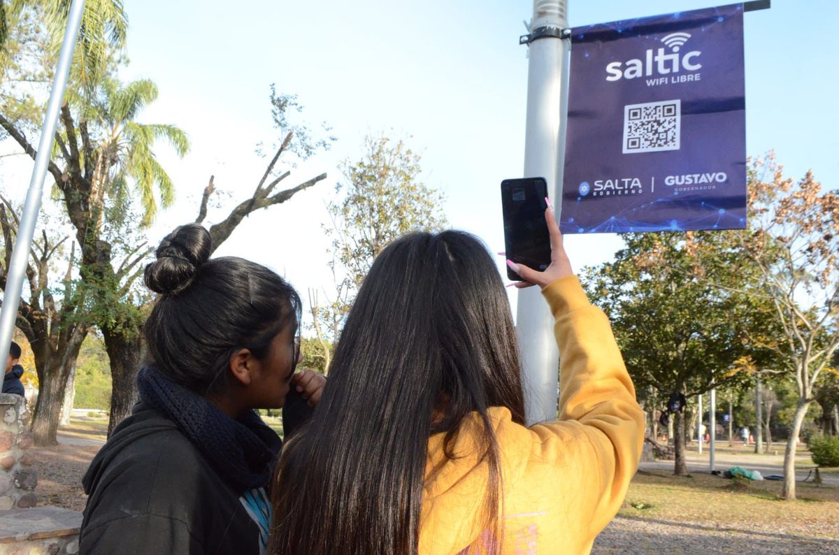 ricardo_villada's tweet photo. Junto a #SALTIC instalamos más de 50 puntos de internet gratuito en plazas de toda la provincia, y vamos a llegar a los 180.
📶 Wifi de calidad
➕ Oportunidades e inclusión
Para que chicos, jóvenes y adultos vuelvan a disfrutar de sus espacios públicos.
Este es el camino 💪🏼 https://t.co/CRRPg7cdTV