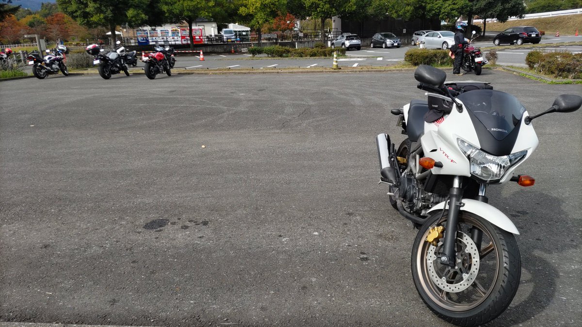 宮ヶ瀬なう🏍
車もバイクも全然いなくて驚いた(笑)

今日は道志まで行けそうな気がするので道志まで😎
思ったより寒い🥶