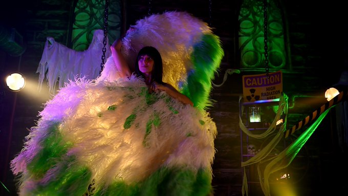 Screen shots from my GhostBuster show.   Burlesque scene with green and white fans. https://t.co/YAz<a href="/tag/uglysweatercb"class="tags"><span>#uglysweatercb</span></a>