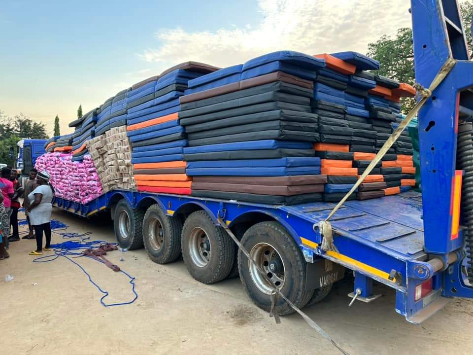 ewepride's tweet photo. #AkosomboDamSpillage: Mr. Ibrahim Mahama and his wife made a stylish entrance with long trucks.
North Tongu and other beneficiary constituencies express eternal gratitude to the couple for their generosity.
#EwePride #SupportVolta #VoltaRegion #VoltaDeservesBetter #Donate #Flood https://t.co/pzZPtG5yUz