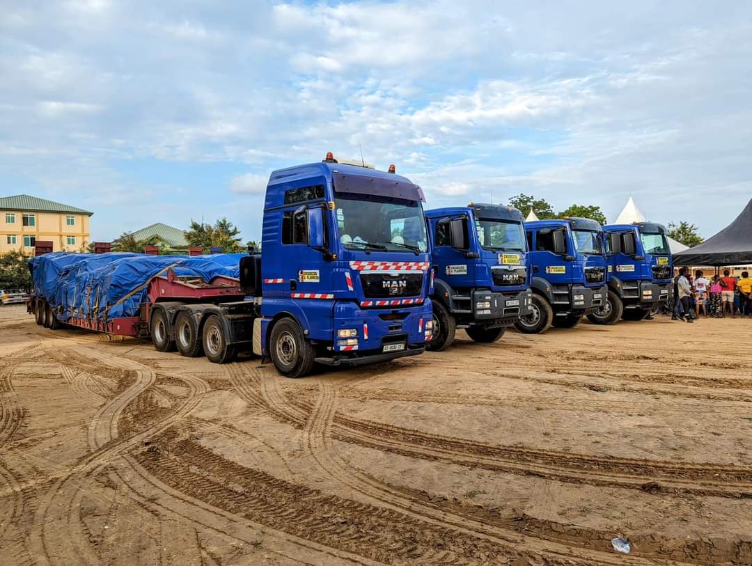 ewepride's tweet photo. #AkosomboDamSpillage: Mr. Ibrahim Mahama and his wife made a stylish entrance with long trucks.
North Tongu and other beneficiary constituencies express eternal gratitude to the couple for their generosity.
#EwePride #SupportVolta #VoltaRegion #VoltaDeservesBetter #Donate #Flood https://t.co/pzZPtG5yUz