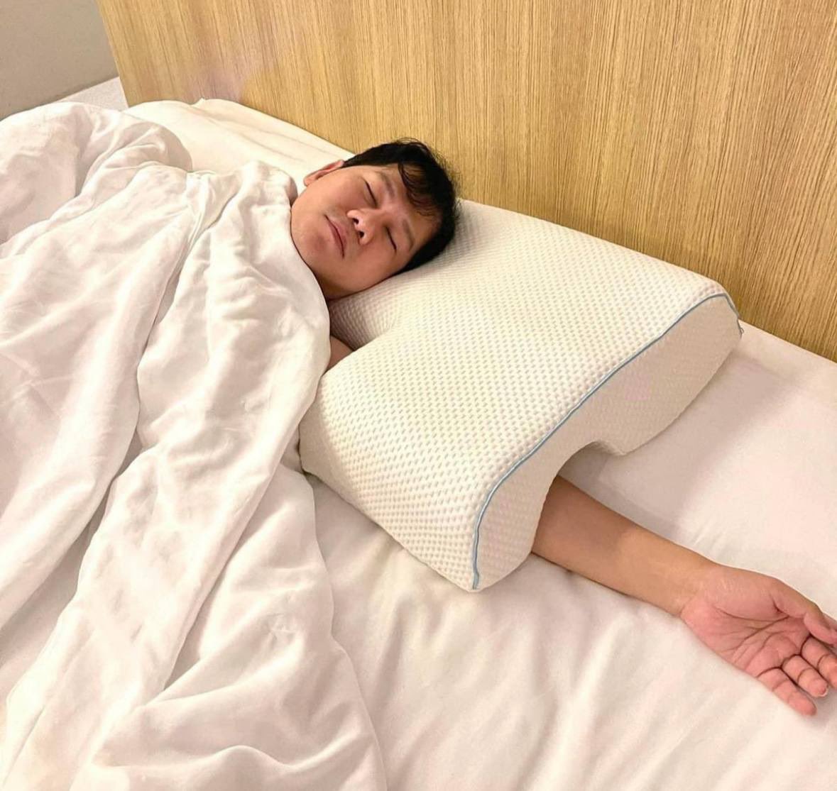 theiceraf's tweet photo. Yang ada clingy wife tu boleh la consider beli bantal ni 😂 https://t.co/PXwIWfTe90