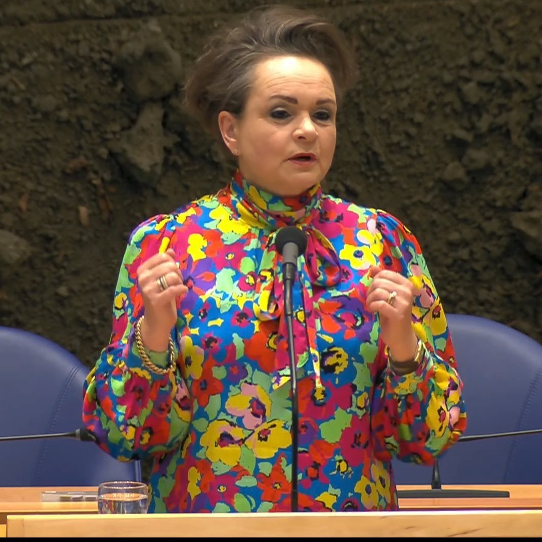 nickynicky78's tweet photo. Waarom laten we toe dat deze clowneske persoon onze vrijheid verkwanselt aan de #EU door in te stemmen met een Digital ID, terwijl de meerderheid in de #TweedeKamer tegen heeft gestemd?   

#VanHuffelen #D66 #StemZeWeg #verkiezingen https://t.co/kaeiQIFLqX