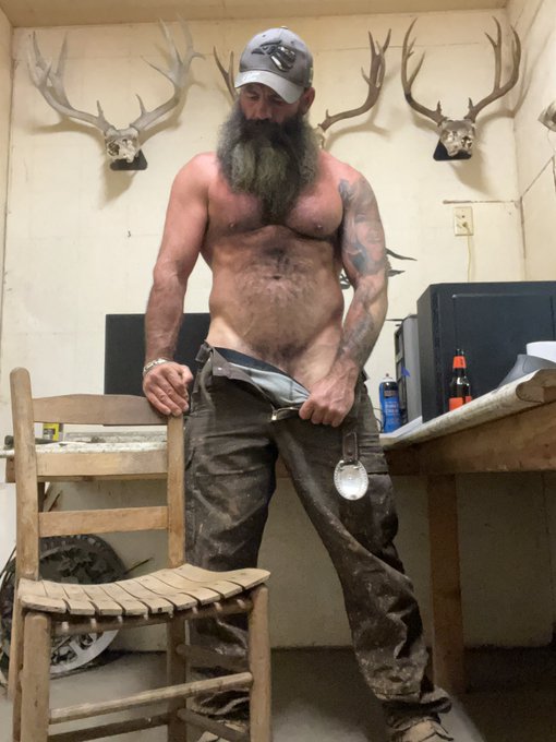 Who is sitting in the chair? https://t.co/EqEUD7fizM