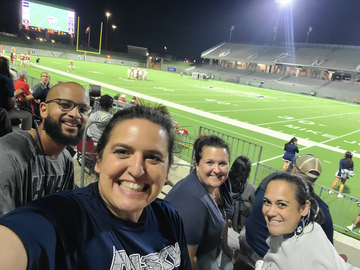 provost_liz's tweet image. Cheering on our 8A  Huskies Football team for the Championship!!! #WeAreHaskett #HuskyFootball  #GOOOOHUSKIES!!!!!