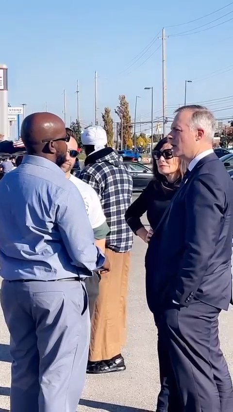 jeyte4us's tweet photo. At the early voting center, State Treasurer Robert Sprague, Franklin County Chairwoman Meredith Freedhoff, and Andrew Havas. With a shared commitment to democracy and civic engagement, they engaged in conversations with voters. https://t.co/7aAPVDimDa