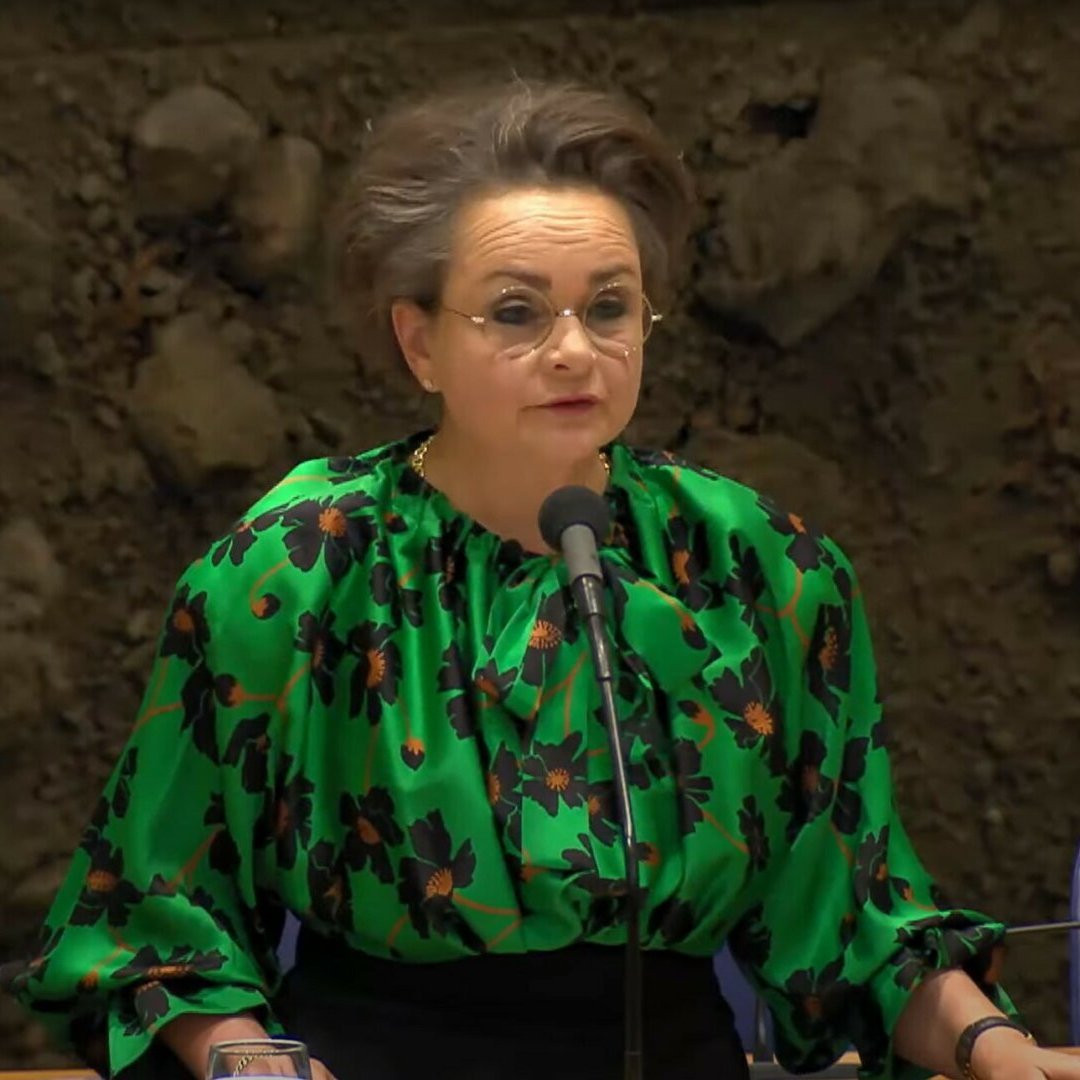 nickynicky78's tweet photo. Waarom laten we toe dat deze clowneske persoon onze vrijheid verkwanselt aan de #EU door in te stemmen met een Digital ID, terwijl de meerderheid in de #TweedeKamer tegen heeft gestemd?   

#VanHuffelen #D66 #StemZeWeg #verkiezingen https://t.co/kaeiQIFLqX