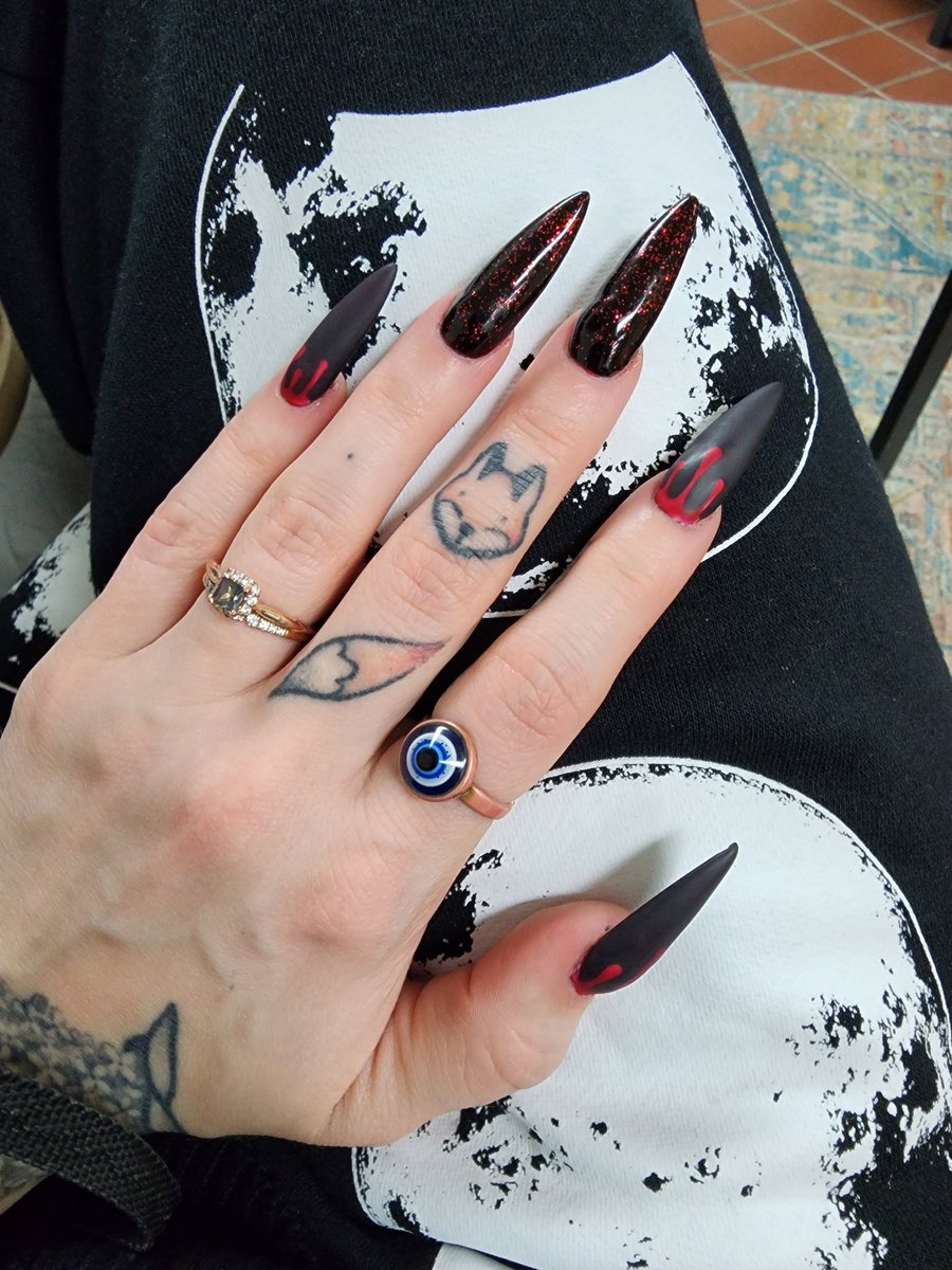 FoxfireNails's tweet photo. Ooooof these turned out messy lmao but whatever. Everything has been hard for me for a while. 😒 Working on figuring it out. First pic is with flash, second is without. #NailArt #QueerArtist #NonbinaryArtist #QueerNails #BisexualArtist #RuralArtist #HalloweenNails #OctoberNails https://t.co/tp8YNybU89