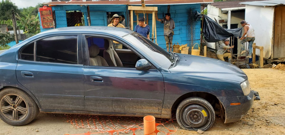 otonielrivera32's tweet photo. #TRANSITO: Ahora, Por el Hundimiento del periférico Zona 10 Cobán,por aceitera Ramos, piloto en estado de ebriedad se pasó el alto y llegó hasta los trabajos. 
Ahora es detenido a la espera de la PNC para deducirle responsabilidades. https://t.co/V6w6o3ZYI2
