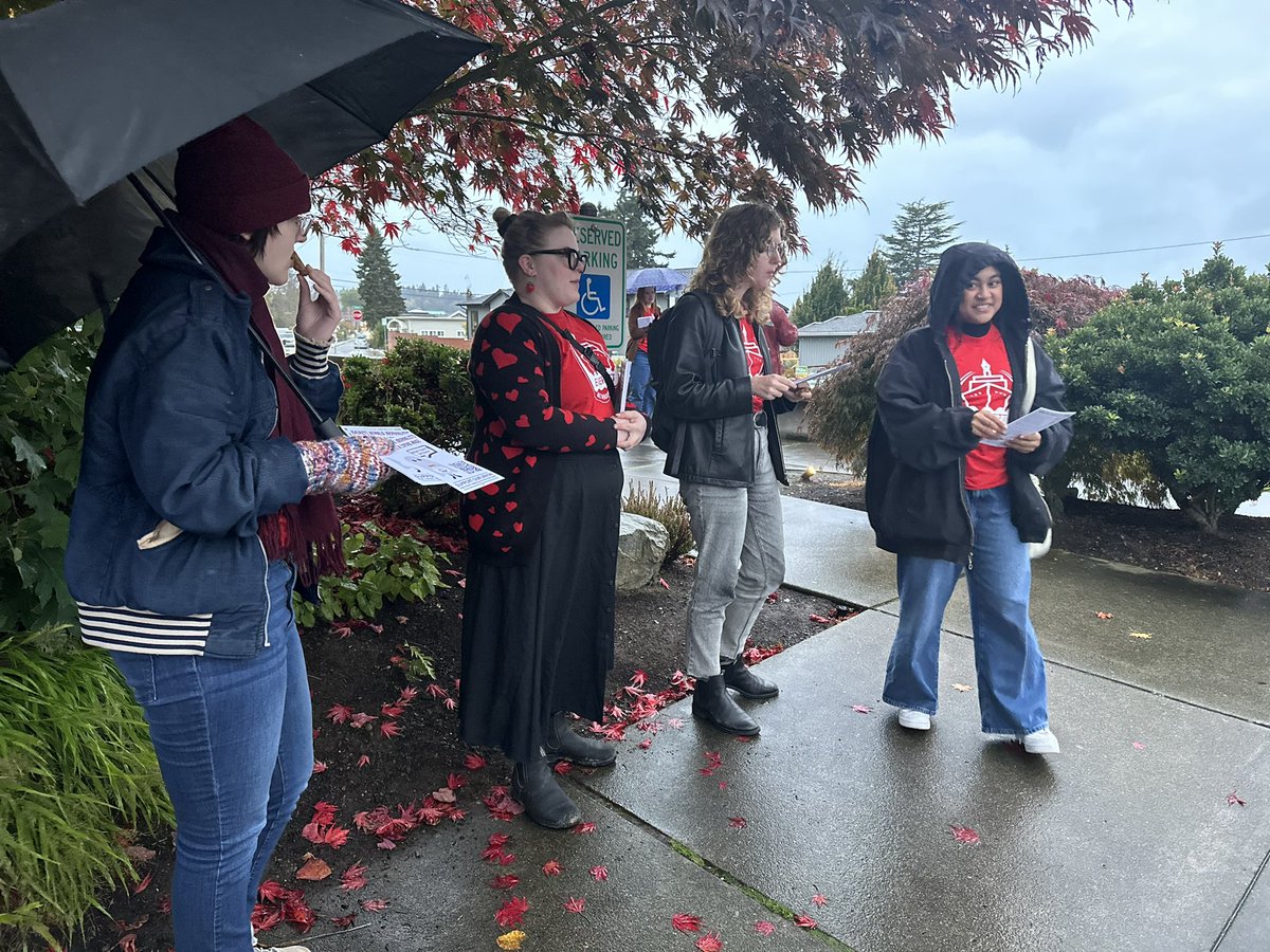 Members of the @EverettGuild are out at the Everett Herald’s Behind the News Stories event, sharing OUR story and asking for support in our fight for living wages. Sign our petition here! tinyurl.com/5n7w22jd