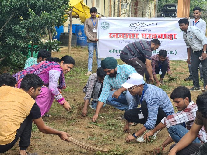 कृषि विज्ञान केन्द्र शहडोल  (म.प्र.) के वैज्ञानिको एवं रावे छात्रो द्वारा Special Campaign 3.0 अभियान अन्तर्गत  परिसर   की  सफाई का कार्य किया गया। #dare_goi #icarindia #atari9icar #SwachhBharat #SpecialCampaign3