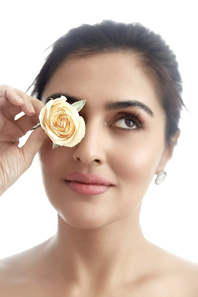 DiaaSoni's tweet photo. My rose coloured disposition 👄👓♥️ #onset #flower #rose #closeup https://t.co/FB3OfuWHm2