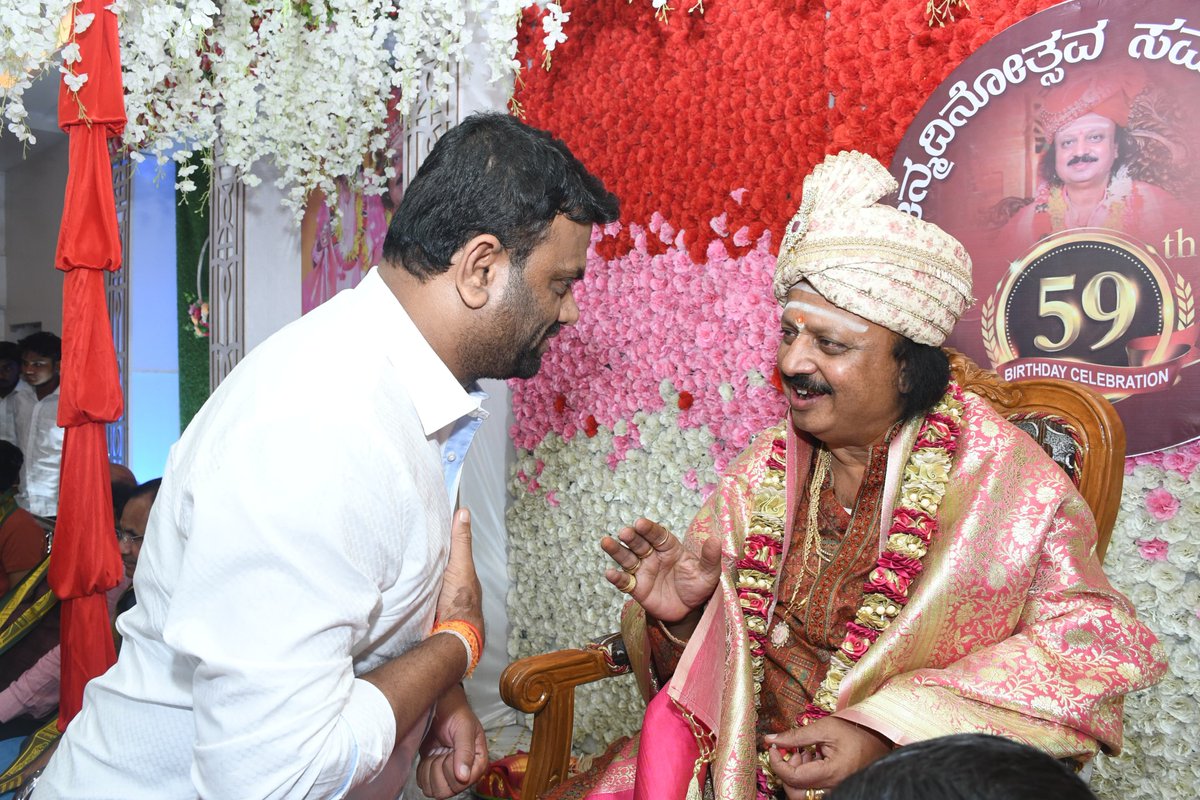 KiranKumar76_'s tweet photo. ఎమ్మెల్యే పైలెట్ రోహిత్ రెడ్డి గారిని ఆశీర్వదించిన కర్ణాటక నాల్వార్ క్షేత్ర ప్రముఖ గురువు సిద్ధకోటెంద్ర శివాచార్యా గారు..నిన్న కర్ణాటక నాల్వార్ లో జరిగిన శివాచార్యా గారి జన్మదిన వేడుకల్లో పాల్గొన్న ఎమ్మెల్యే.
#CMKCR #BRSParty #Telangana  #Elections2023 #KTR #PilotRohitReddy https://t.co/l0UJfBWjnD