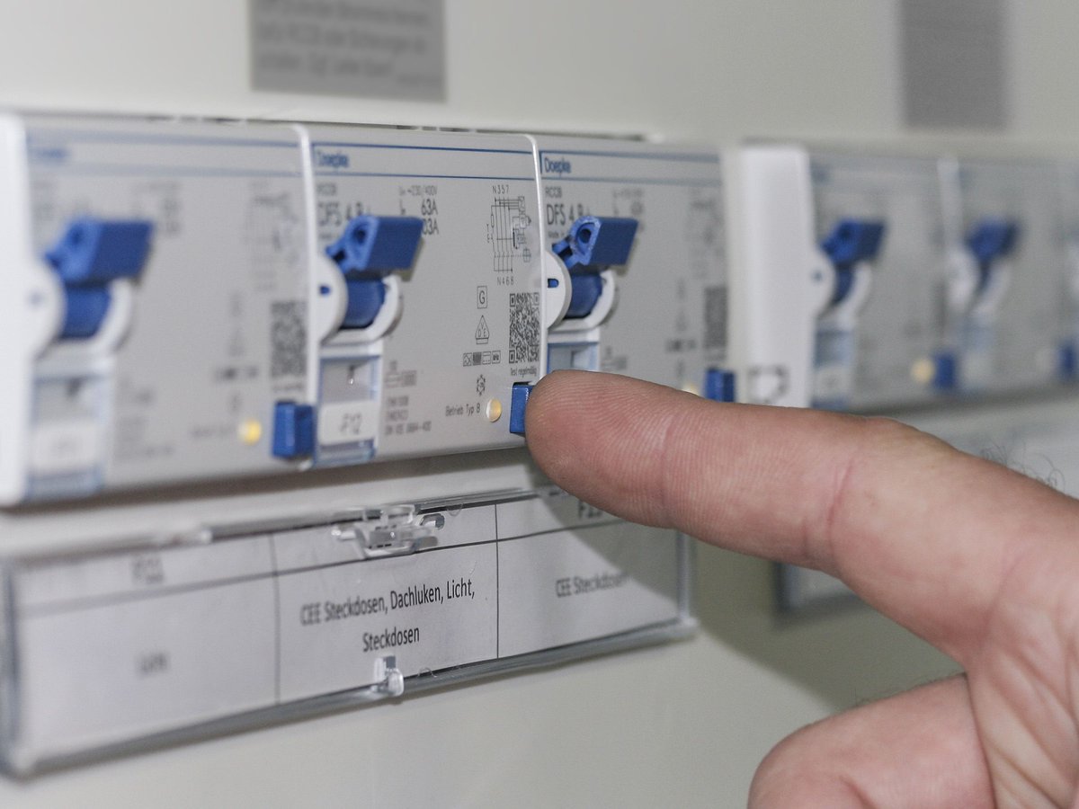 Sicherheit hat oberste Priorität! Wir erinnern daran, FI-Schalter regelmäßig zu überprüfen. Diese überwachen den Stromfluss und schalten bei gefährlichen Fehlerströmen ab. Also drückt alle sechs Monate die Test-Taste am FI-Schalter. Tipp: Immer wenn die Zeit umgestellt wird.