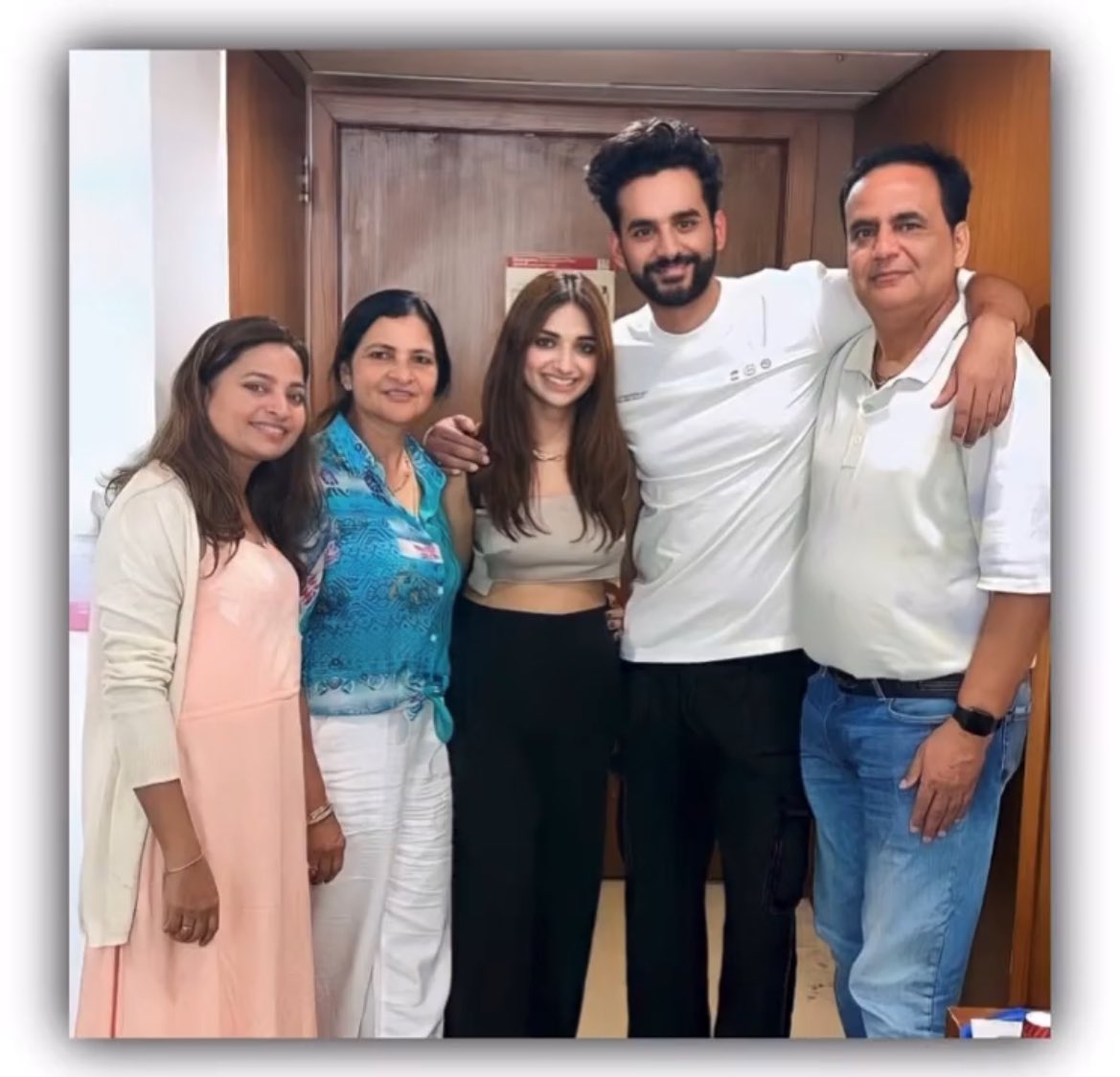 VinayakSX31's tweet photo. HOW MANY LIKE &amp; RETWEETS FOR THIS FAMILY PICTURE 💯

100K SOON 🔜

UNBREAKABLE ABHIYA FAM

 #Abhiya https://t.co/9mXCnfS8tH