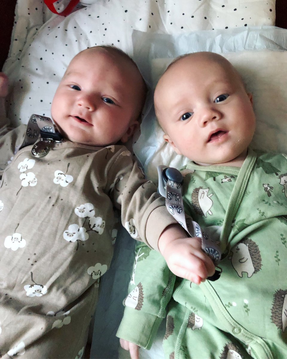 För fyra månader sen födde jag två bebisar ungefär lika stora som riskorn. Om en vecka går jag tillbaka till jobbet och får äntligen träffa mina elever igen. Båda dessa saker gör mig extremt glad ❤️