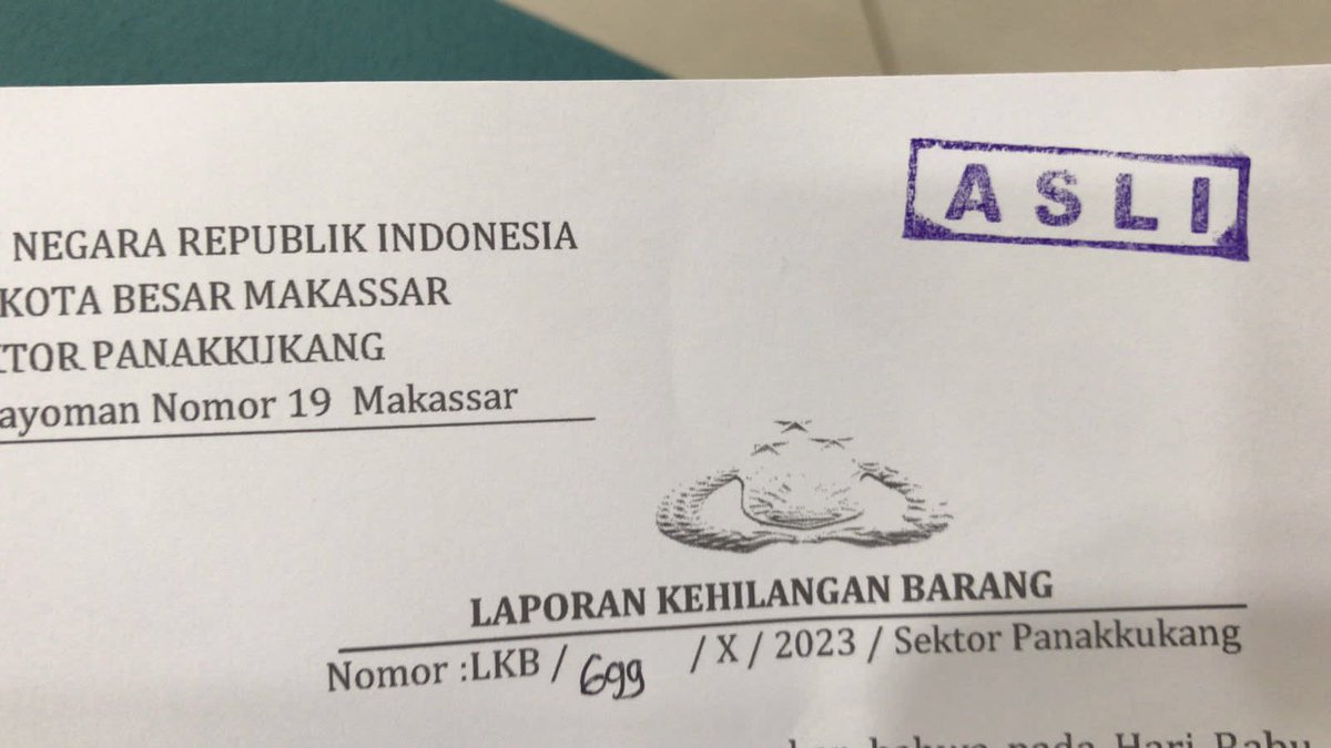 LaodeMSyarif's tweet photo. Lapor kehilangan ATM di Polsek Panakkukang Makassar.
Polsek itu dijadikan percontohan krn tdk terima bayaran aneh-aneh.

Dikenal dgn Polsek TANPA LACI.

Polwan-nya pasang lambang L-nya SPAK (Saya Perempuan Anti-Korupsi)👍🏼 @ListyoSigitP @KPK_RI @kemitraan_ind @SpakIndonesia https://t.co/bTcnuut9vl