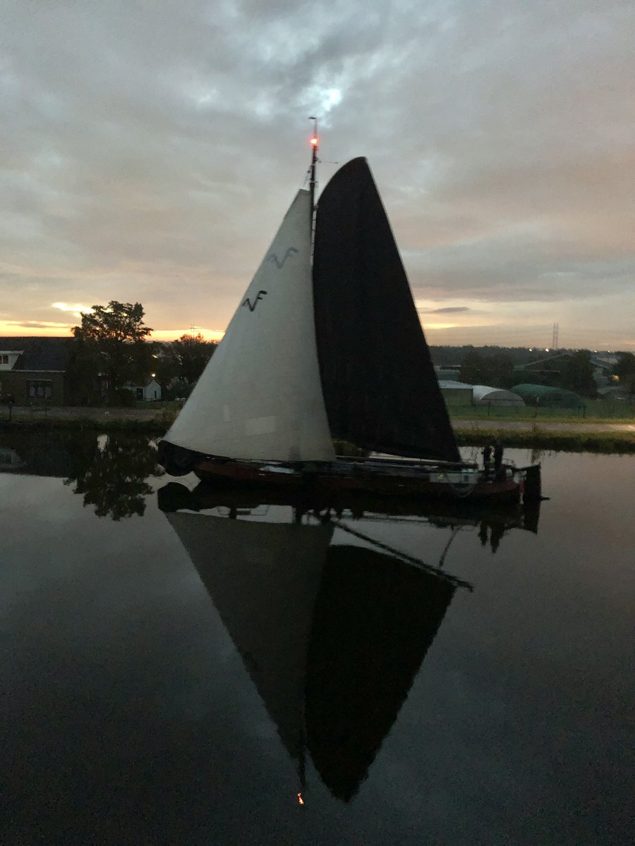 De #strontrace is nog niet voorbij, bij het eerste licht komt de ‘Wylde Wytsing’ nog langs Hillegom. Nog één schip in de vrije klasse te gaan. <a href="/Beurt_Stront/">Zeilvracht</a> <a href="/Strontrace/">Strontrace</a>