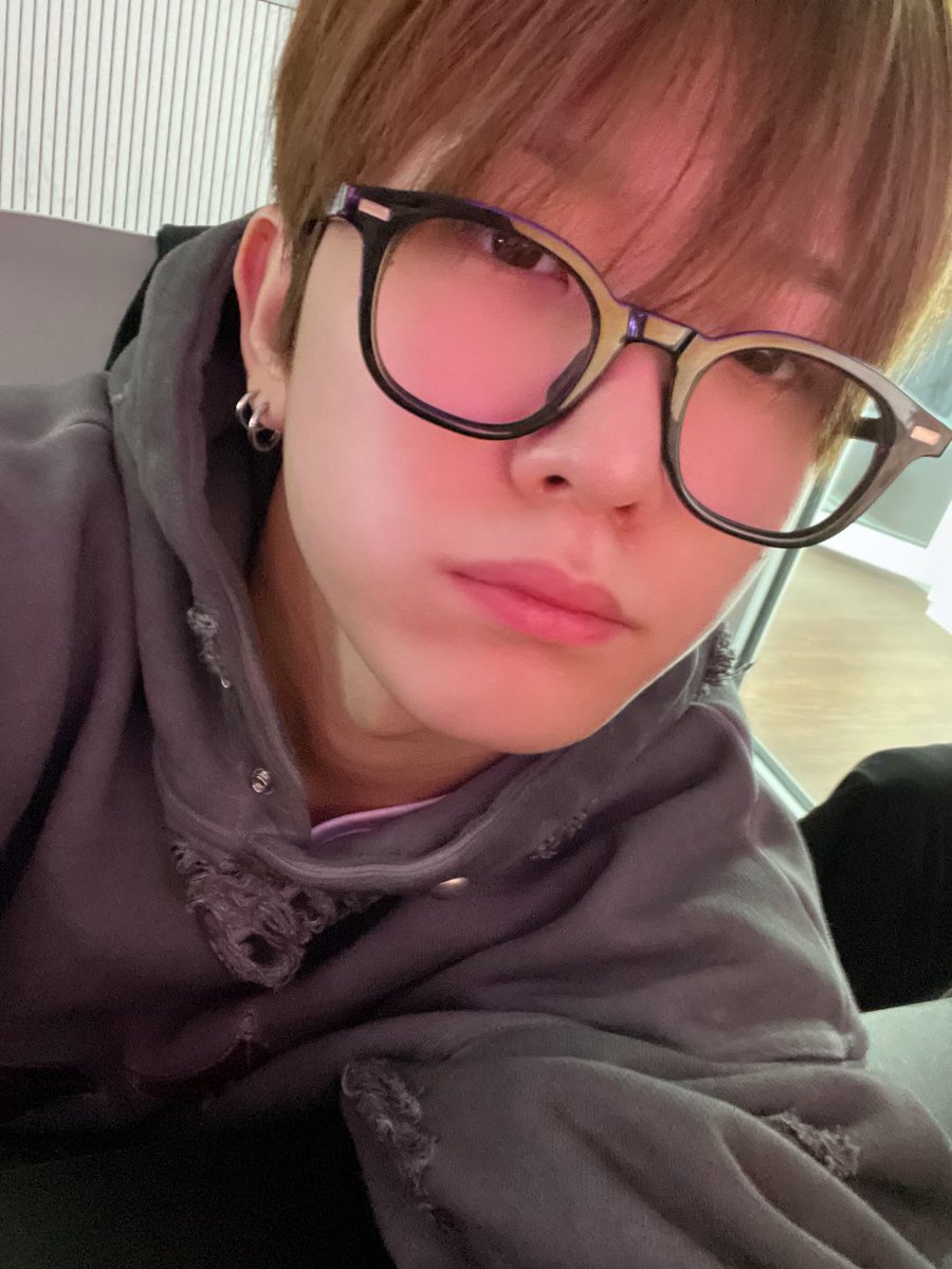 TNX_twt's tweet photo. 감기 조심하세여✨🖤

#오성준 #SUNGJUN https://t.co/7A1bdtsd1a