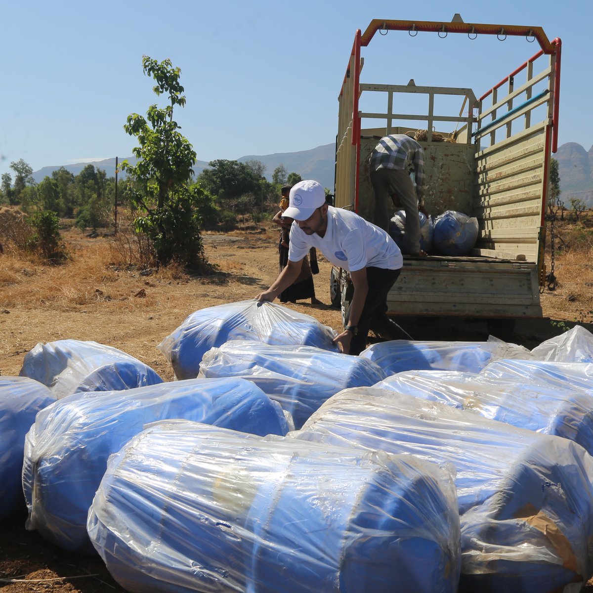 wellsonwheels's tweet photo. Behind the scenes of our recent Water Wheel Delivery in Waghachi Wadi 🎥🎥🎥

We donate these wheels to deserving families free of charge. Wells on Wheels is a 100% not-for-profit organisation and is passionate about helping families in rural India 💧🚰

#WellsOnWheels https://t.co/lryyW3ilHU