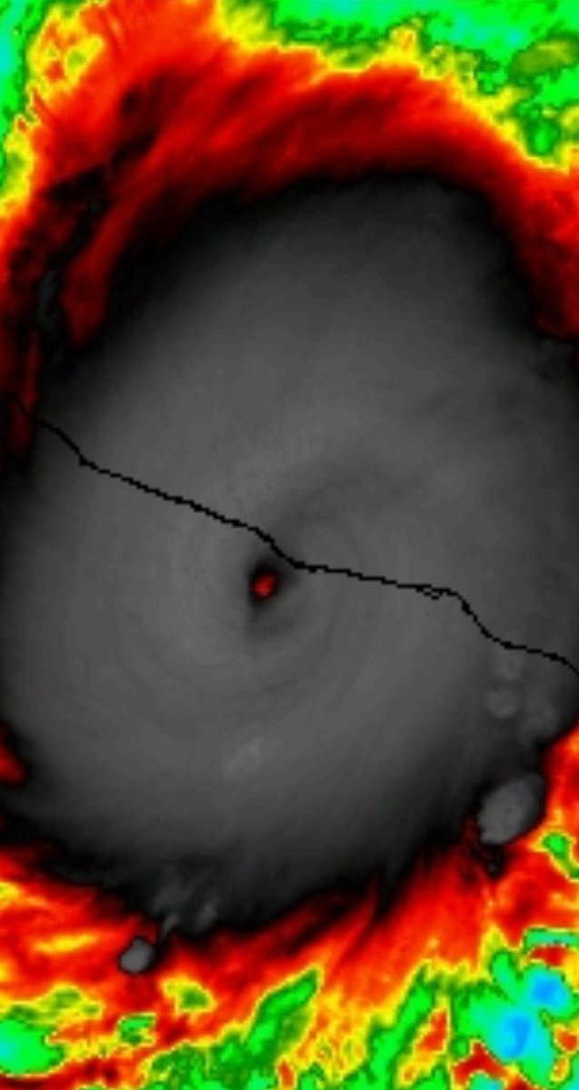 ⚠️ Impacto inminente ⚠️

🌀El ojo del poderoso huracán #Otis de categoría 5 está a muy pocos minutos de tocar tierra cerca de #Acapulco. 

🛑 Condiciones extremadamente peligrosas que pueden poner vidas en riesgo.